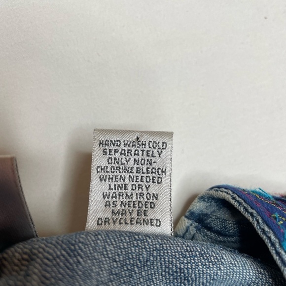 Chico’s Denim Embroidered Swirl Print Jean Jacket Size 2 (Large) - Picture 7 of 9